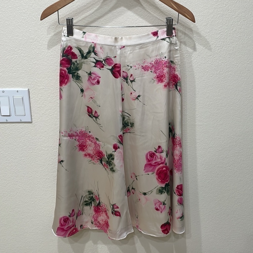 ⭐️Dolce & Gabbana Rose Floral Print Cream Silk Lined Skirt—GORGEOUS! Like New!! - Picture 2 of 9